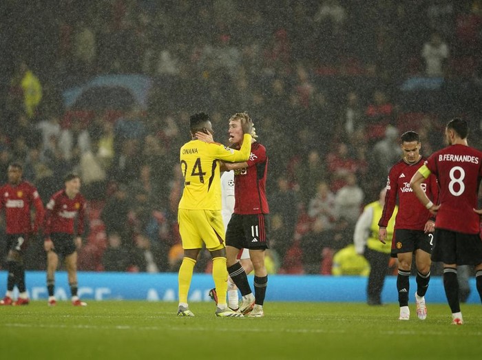 Manchester United menelan kekalahan keduanya di Liga Champions 2023/2024. Kali ini The Red Devils menyerah 2-3 di tangan Galatasaray. MU vs Galtasaray tersaji di Old Trafford, Rabu (4/9/2023) dini hari WIB.