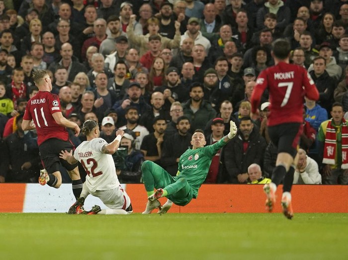 Manchester United menelan kekalahan keduanya di Liga Champions 2023/2024. Kali ini The Red Devils menyerah 2-3 di tangan Galatasaray. MU vs Galtasaray tersaji di Old Trafford, Rabu (4/9/2023) dini hari WIB.