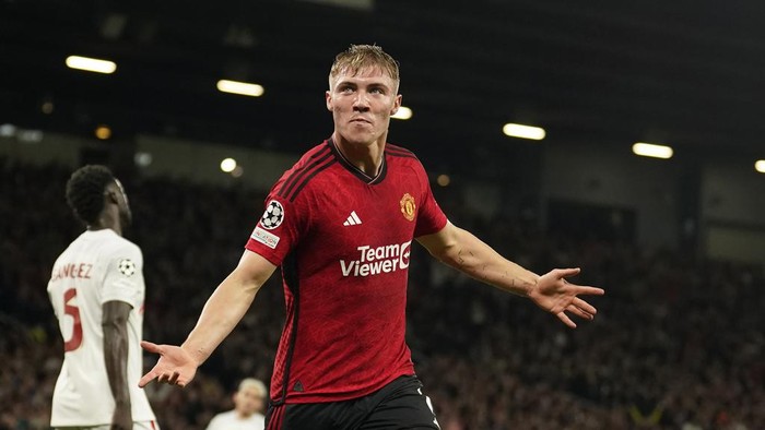 Manchester United menelan kekalahan keduanya di Liga Champions 2023/2024. Kali ini The Red Devils menyerah 2-3 di tangan Galatasaray. MU vs Galtasaray tersaji di Old Trafford, Rabu (4/9/2023) dini hari WIB.