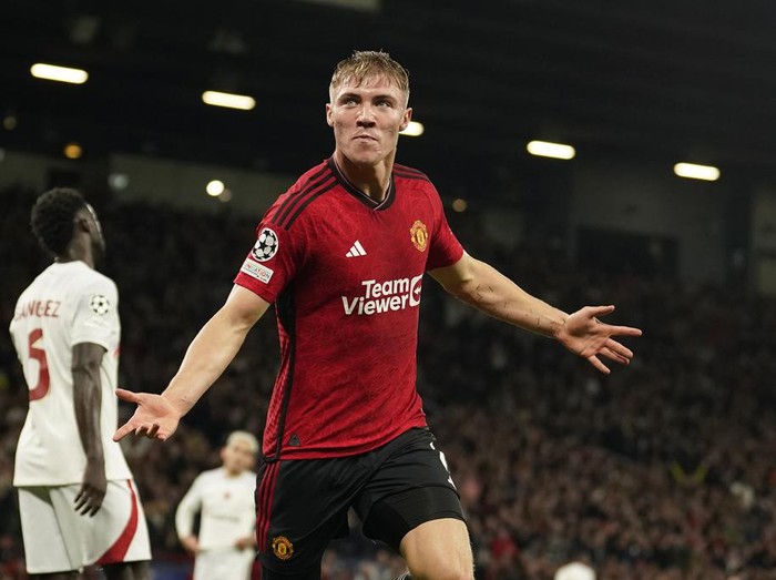 Manchester United menelan kekalahan keduanya di Liga Champions 2023/2024. Kali ini The Red Devils menyerah 2-3 di tangan Galatasaray. MU vs Galtasaray tersaji di Old Trafford, Rabu (4/9/2023) dini hari WIB.