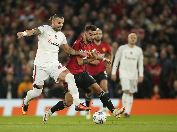 Manchester United menelan kekalahan keduanya di Liga Champions 2023/2024. Kali ini The Red Devils menyerah 2-3 di tangan Galatasaray. MU vs Galtasaray tersaji di Old Trafford, Rabu (4/9/2023) dini hari WIB.