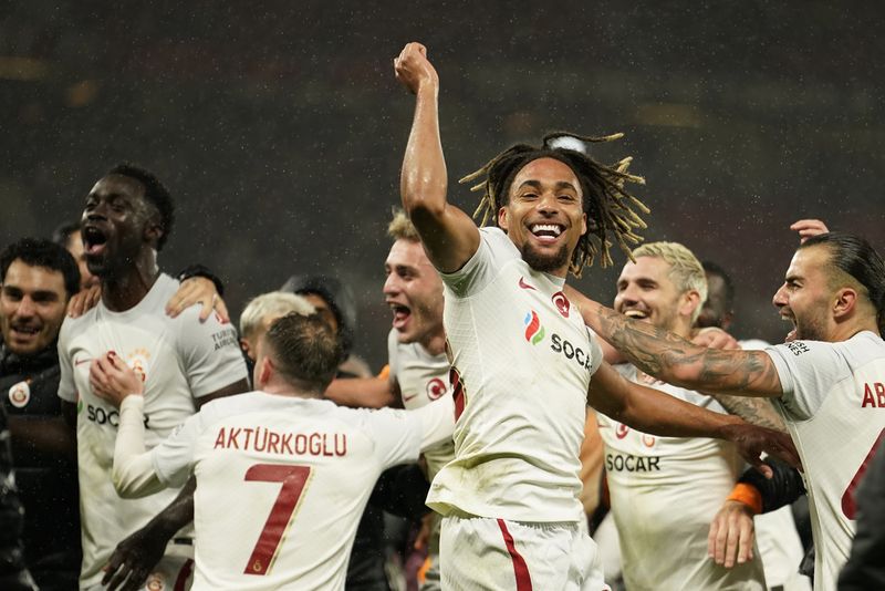 Manchester United menelan kekalahan keduanya di Liga Champions 2023/2024. Kali ini The Red Devils menyerah 2-3 di tangan Galatasaray. MU vs Galtasaray tersaji di Old Trafford, Rabu (4/9/2023) dini hari WIB.