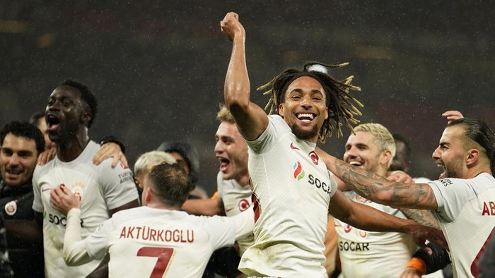 Manchester United menelan kekalahan keduanya di Liga Champions 2023/2024. Kali ini The Red Devils menyerah 2-3 di tangan Galatasaray. MU vs Galtasaray tersaji di Old Trafford, Rabu (4/9/2023) dini hari WIB.