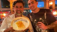 Gaya Keren Axel Matthew Saat Makan Bareng Keluarga dan Nongkrong di Kafe