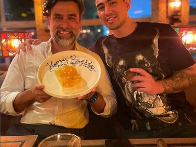 Gaya Keren Axel Matthew Saat Makan Bareng Keluarga dan Nongkrong di Kafe