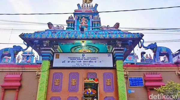 Melihat Keindahan Kuil Shri Mariamman di Medan