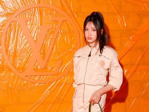 7 Gaya Hyein NewJeans Jadi BA Louis Vuitton Termuda di Paris Fashion Week 7 Gaya Hyein NewJeans Jadi BA Louis Vuitton Termuda di Paris Fashion Week