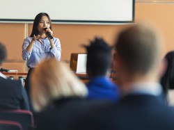 8 Teks Sambutan Tuan Rumah Singkat dan Jelas untuk Berbagai Acara