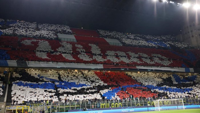 Soccer Football - Champions League - Group D - Inter Milan v Benfica - San Siro, Milan, Italy - October 3, 2023 Inter Milan holds up sheets of paper to display a banner before the match REUTERS/Claudia Greco