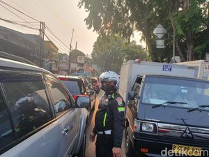 Jam Pulang Kerja, Lalin Akses UI Depok Macet Parah di Kedua Arah