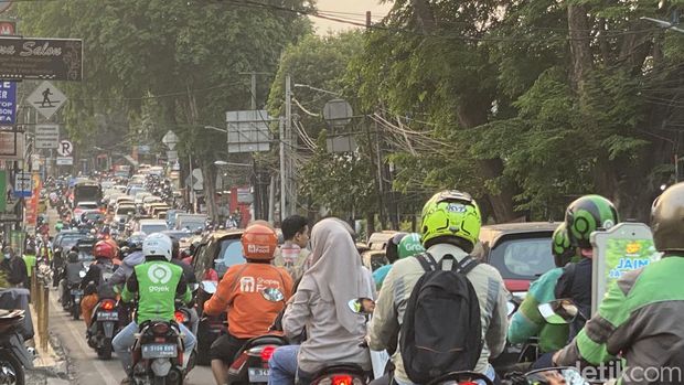 Jalan Akses UI Depok macet di kedua arah, Rabu (4/10/2023) petang ini.