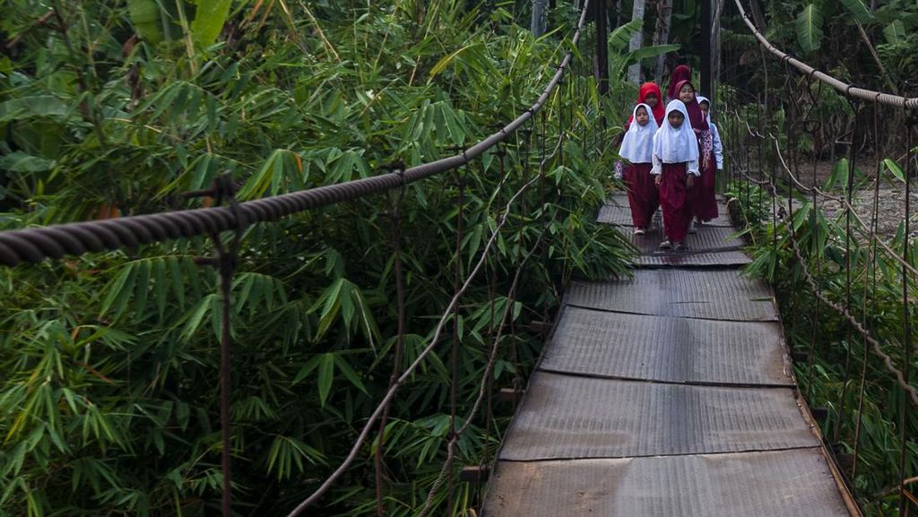 Nasib Anak SD Daerah, Harus Sebrangi Jembatan Ekstrem buat ke Sekolah Nasib Anak SD Daerah, Harus Sebrangi Jembatan Ekstrem buat ke Sekolah
