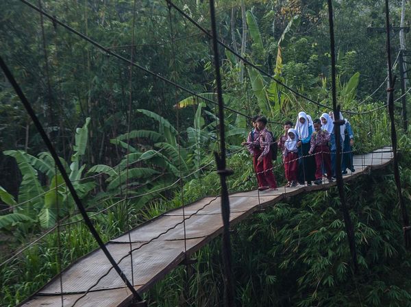 Ngeri, Pelajar SD di Lebak Lintasi Jembatan Gantung yang Rusak