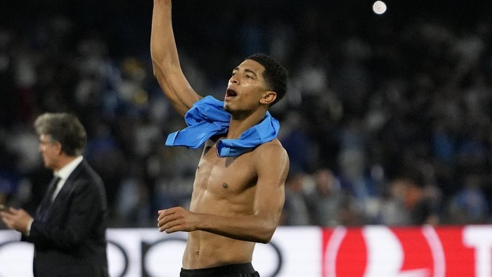 Real Madrids Jude Bellingham celebrates after the Champions League group C soccer match between Napoli and Real Madrid at the Diego Armando Maradona stadium in Naples, Italy, Tuesday, Oct. 3, 2023. (AP Photo/Alessandra Tarantino)