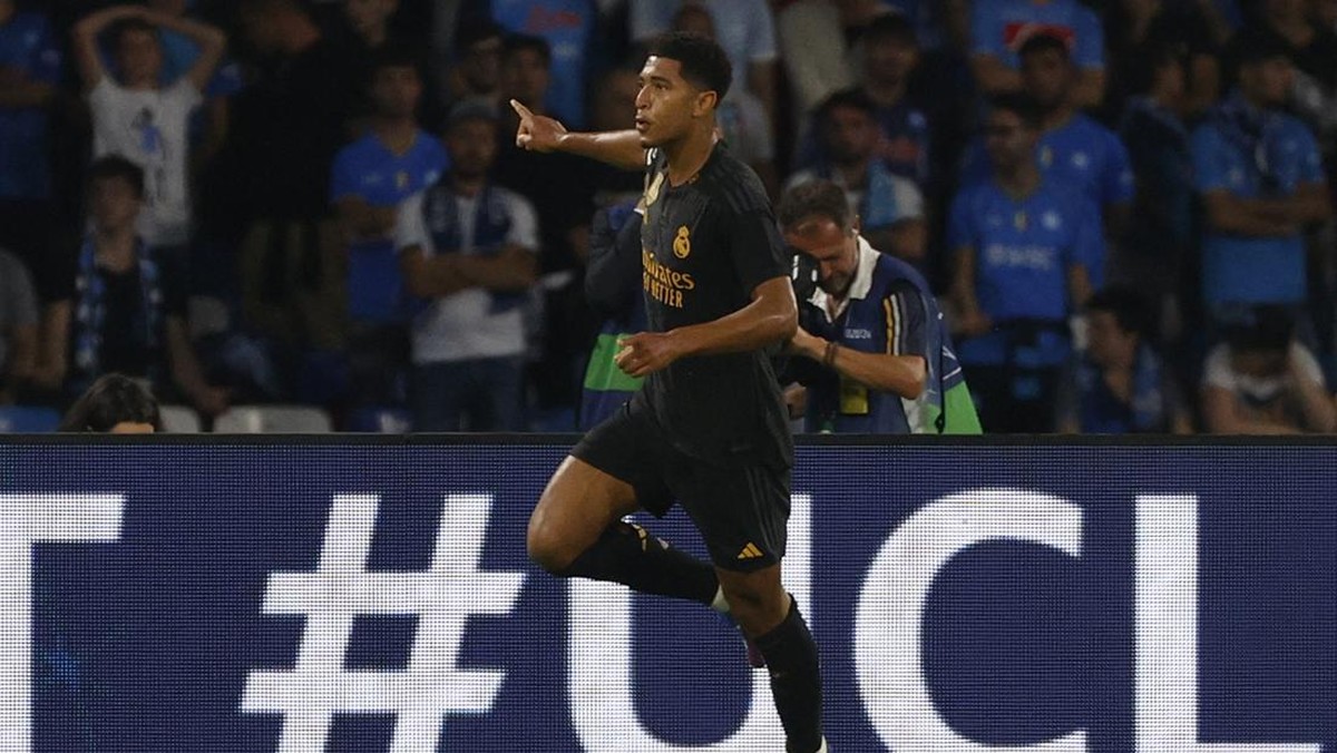Bellingham mencetak satu gol dan satu asis saat Madrid membungkam Napoli. Foto: REUTERS/CIRO DE LUCA
