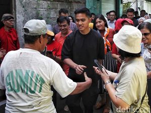 Kaesang Blusukan ke Kampung Jokowi di Jakarta Timur