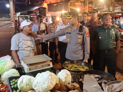 Beri Rasa Aman ke Pedagang, Kapolresta Tangerang Sambangi Pasar Kutabumi