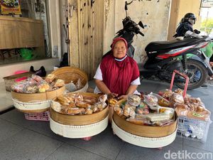 Kisah Kasinem, Setia Jadi Mbok Tenong Trubus Sejak 45 Tahun Silam Kisah Kasinem, Setia Jadi Mbok Tenong Trubus Sejak 45 Tahun Silam