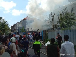 Gudang Kayu Bekas Terbakar, Diketahui Saat Warga Lewat Hendak Beli Nasi