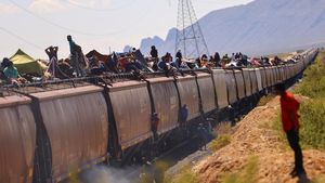 Aksi Nekat Migran Ilegal Numpang Kereta Barang buat ke AS