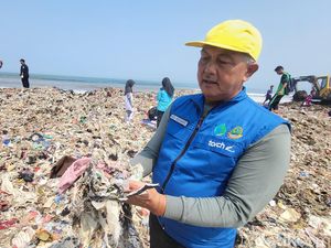 Lampu Kuning dari Gunungan Sampah di Pesisir Loji Sukabumi Lampu Kuning dari Gunungan Sampah di Pesisir Loji Sukabumi