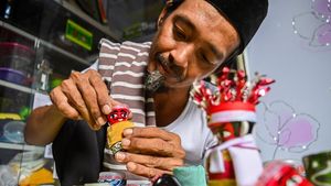 Keren, Perajin Ini Sulap limbah Botol Plastik Jadi Ondel-ondel