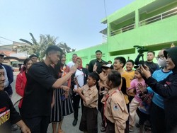 Blusukan ke Kampung Jokowi di Jaktim, Kaesang Dimintai Tanda Tangan Bocah SD