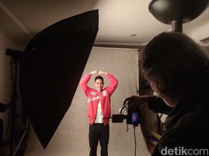 Pakai Jaket PSI, Kaesang Pemotretan dengan Darwis Triadi Pakai Jaket PSI, Kaesang Pemotretan dengan Darwis Triadi