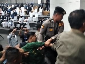 Mahasiswa Teriaki Pj Gubernur Banten Gagal di Rapat Paripurna DPRD