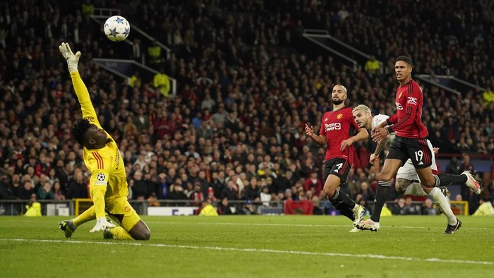 Galatasarays Mauro Icardi, second from right, scores his sides third goal during the Champions League group A soccer match between Manchester United and Galatasaray at the Old Trafford stadium in Manchester, England, Tuesday, Oct. 3, 2023. (AP Photo/Dave Thompson)