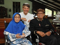 Sowan ke Solihin GP, Ganjar Diberi Kain Penutup Kepala Khas Sunda