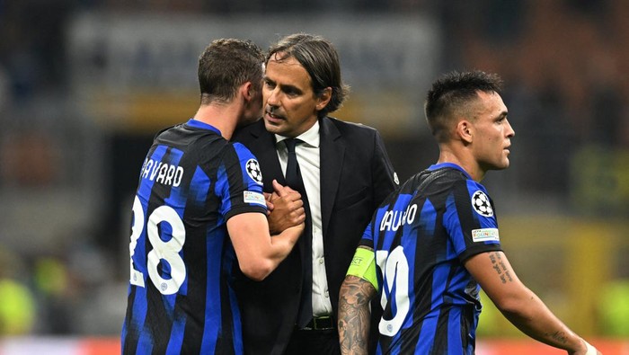 Soccer Football - Champions League - Group D - Inter Milan v Benfica - San Siro, Milan, Italy - October 3, 2023 Inter Milans Benjamin Pavard celebrates with coach Simone Inzaghi after the match REUTERS/Daniele Mascolo