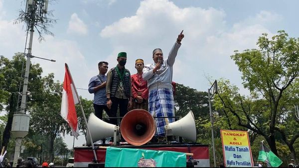 Massa Demo Gedung MA Tuntut Usut Tuntas Mafia Tanah