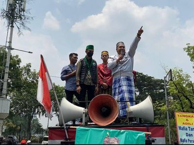 Massa Demo Gedung MA Tuntut Usut Tuntas Mafia Tanah