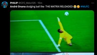 Dan yang kedua terjadi saat MU kebobolan untuk ketiga kalinya. Onana gagal mengantisipasi bola chip, malah bergaya mirip aksi di film The Matrix. (Foto: Twitter @CFC_Melot26)