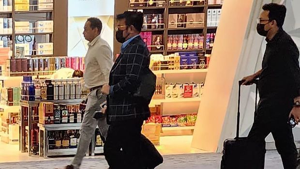 Menteri Pertanian Syahrul Yasin Limpo (kedua kiri) berjalan keluar setibanya dari luar negeri di Terminal 3 Bandara Soekarno Hatta, Tangerang, Banten, Rabu (4/10/2023). ANTARA FOTO/Izzah Syafitri