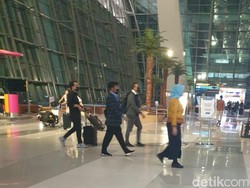 Pakai Jas-Masker, Mentan SYL Tiba di Bandara Soetta