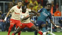 Cederanya Bukayo Saka pada babak pertama membuat serangan Arsenal lebih mudah diredam.  REUTERS/Christian Hartmann  