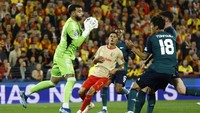 Dengan hasil ini, Arsenal tertahan di posisi dua Grup B Liga Champions dengan tiga poin dari dua laga. Lens naik ke puncak klasemen dengan empat poin, sementara Sevilla dan PSV di posisi 3-4 dengan dua dan satu poin. REUTERS/Christian Hartmann  