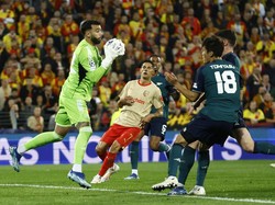 Dengan hasil ini, Arsenal tertahan di posisi dua Grup B Liga Champions dengan tiga poin dari dua laga. Lens naik ke puncak klasemen dengan empat poin, sementara Sevilla dan PSV di posisi 3-4 dengan dua dan satu poin. REUTERS/Christian Hartmann  