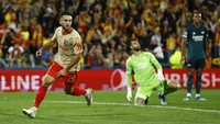 Namun Lens merespons melalui Adrien Thomasson pada menit ke-25. Skor 1-1 bertahan sampai turun minum. REUTERS/Christian Hartmann  