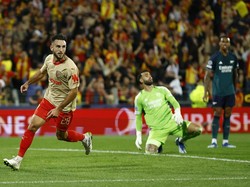 Namun Lens merespons melalui Adrien Thomasson pada menit ke-25. Skor 1-1 bertahan sampai turun minum. REUTERS/Christian Hartmann  