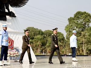 Momen TNI Ziarah-Tabur Bunga ke Makam Habibie hingga Ahmad Yani