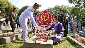 Momen Keluarga Besar TNI Tabur Bunga di TMP Kalibata