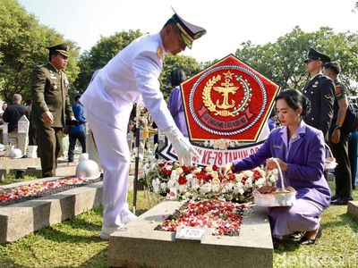 Momen Keluarga Besar TNI Tabur Bunga di TMP Kalibata
