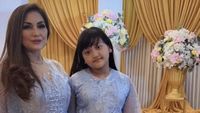 7 Foto Nia Daniaty Asuh Cucu yang Ibunya Dibui karena Kasus Penipuan