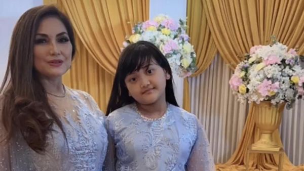 7 Foto Nia Daniaty Asuh Cucu yang Ibunya Dibui karena Kasus Penipuan