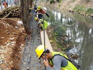 Tanggul Hek Kramat Jati Mulai Dibangun, Bisakah Rampung Sebelum Hujan? Tanggul Hek Kramat Jati Mulai Dibangun, Bisakah Rampung Sebelum Hujan?