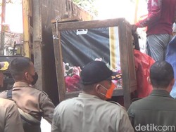Pedagang Pasar Burung Kembang Kuning Surabaya Ditertibkan