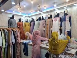 Pedagang Pasar Kapasan Semringah TikTok Shop Resmi Ditutup Sore Ini